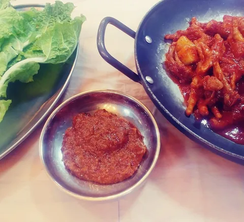 닭발 팬과 막장, 배추 쌈(예전 휴대폰 사진)