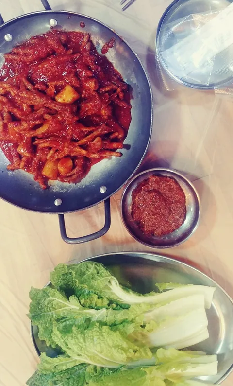 위에서 본 닭발 팬과 막장, 배추(예전 휴대폰 사진)