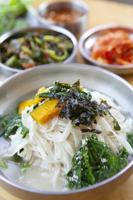 가까이 본 칼국수와 반찬