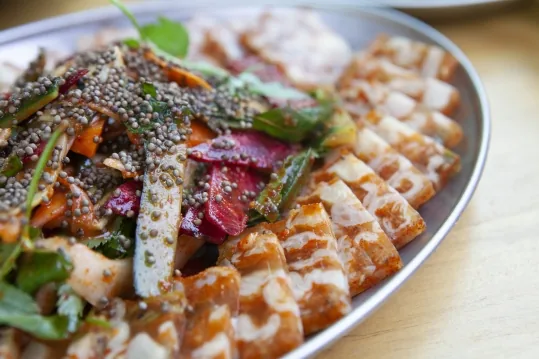 닭발편육 조각과 채소 무침 클로즈업